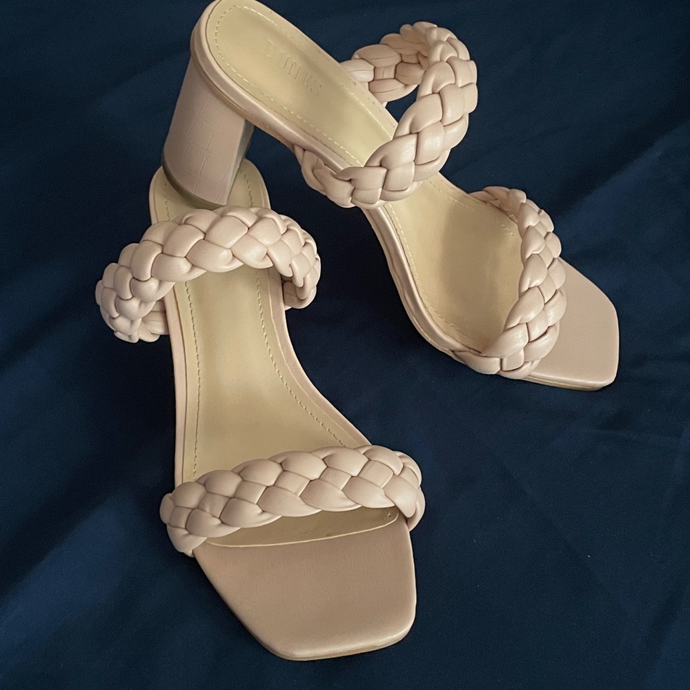 Elegant Blush Heels with Sophisticated Design